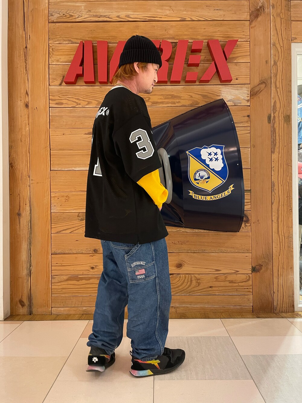 レッド系のTシャツ/カットソー、その他のデニムパンツ、イエロー系のスウェットを着用したメンズの冬コーディネートの4枚目の写真