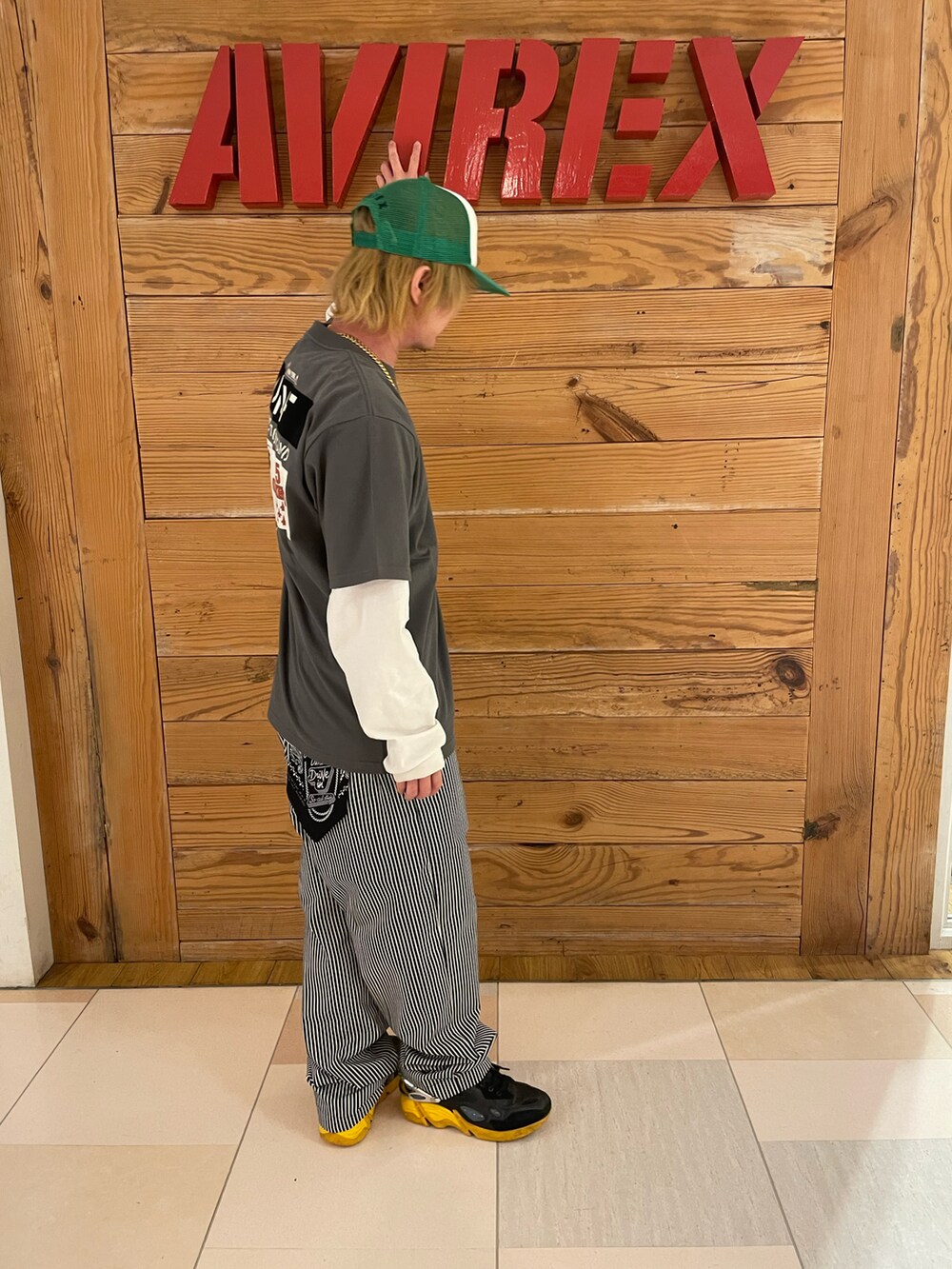 その他のTシャツ/カットソー、ホワイト系のTシャツ/カットソー、その他のチノパンツを着用したメンズの春コーディネートの2枚目の写真