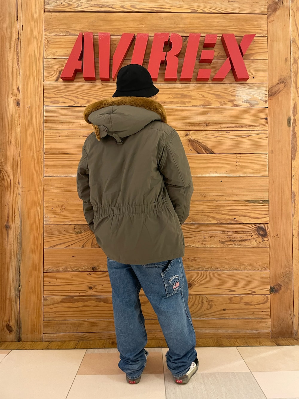 「ダウン、AVIREX、ペインターパンツ、バケハ、ペインターデニム、B-9、AVIREXBelle、AVIREX町田店、ファッションの力を信じよう、AVIREX町田」｜「AVIREXの《REBUILD COLLECTION》バーシティー ペインター パンツ /  VARSITY PAINTER PANTS（デニムパンツ、その他）」を使った、TOMさん（メンズ・161cm）の秋コーディネートの3枚目の写真