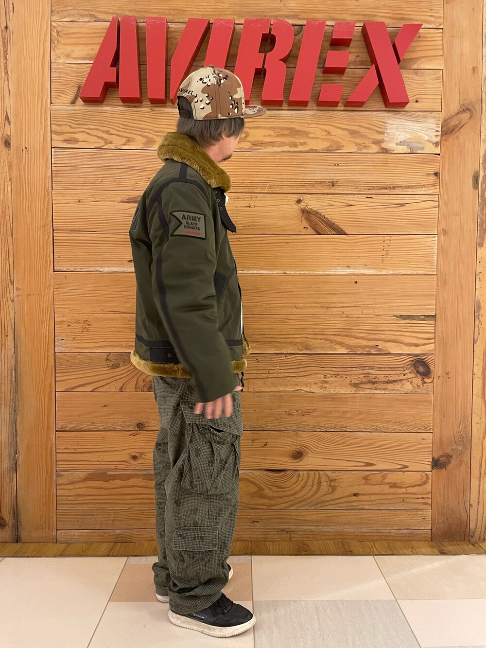 ホワイト系のTシャツ/カットソー、その他のカーゴパンツ、グリーン系のミリタリージャケットを着用したメンズの秋コーディネートの4枚目の写真