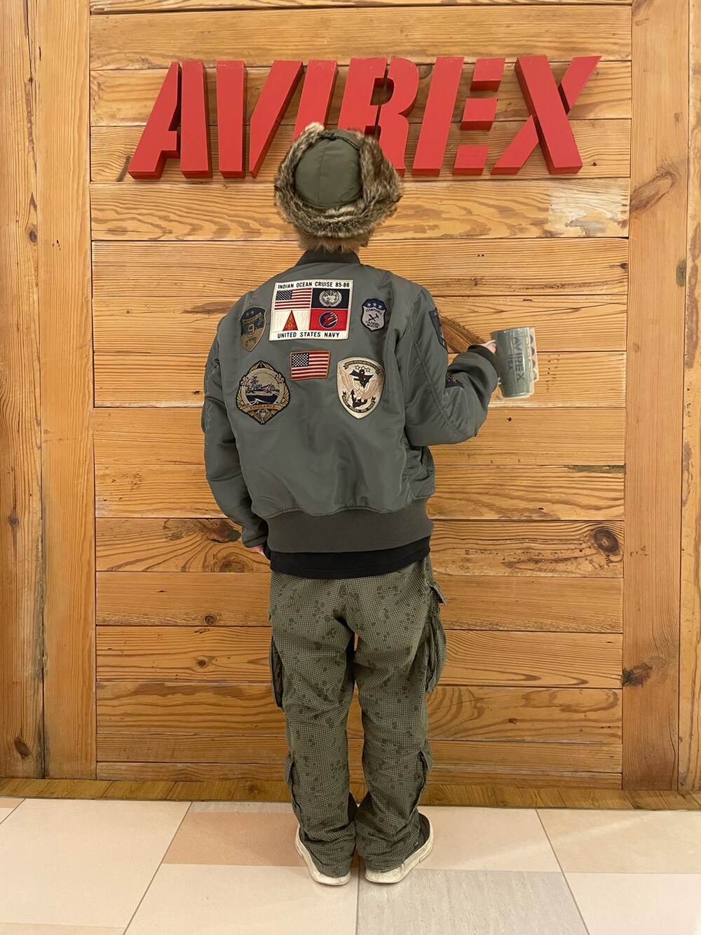「vintage、AVIREX、マグカップ、秋冬コーデ、TOPGUN、AVIREXBelle、TOP GUN、AVIREX町田店、ファッションの力を信じよう、AVIREX町田」｜「AVIREXのMaintenance patch ロングTシャツ（Tシャツ/カットソー、ブラック系）」を使った、TOMさん（メンズ・161cm）の秋コーディネートの3枚目の写真