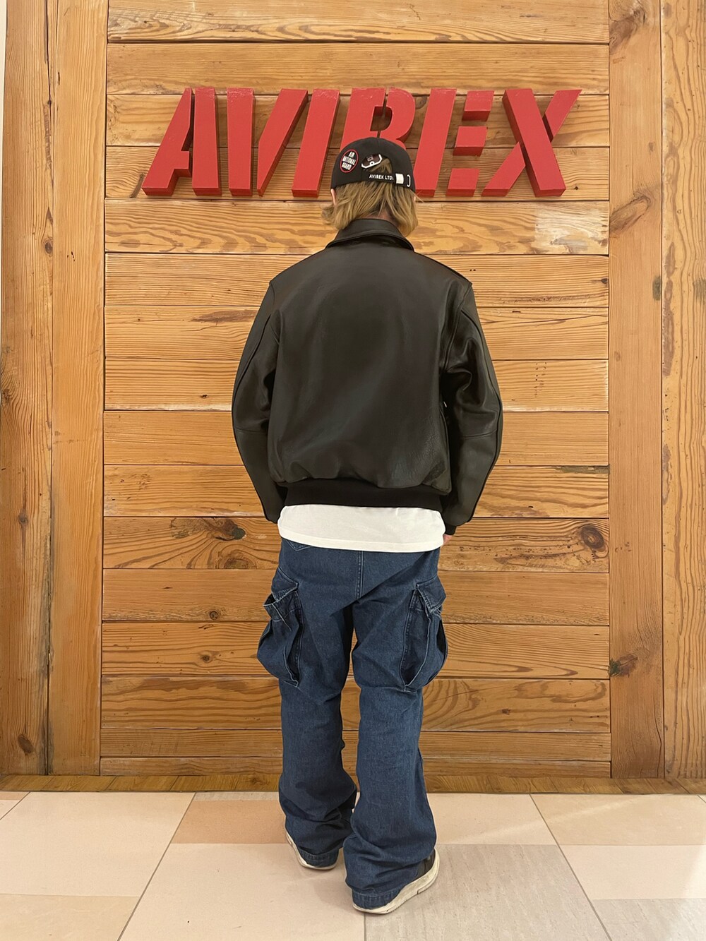 ホワイト系のTシャツ/カットソー、その他のカーゴパンツ、ブラック系のミリタリージャケットを着用したメンズの冬コーディネートの3枚目の写真