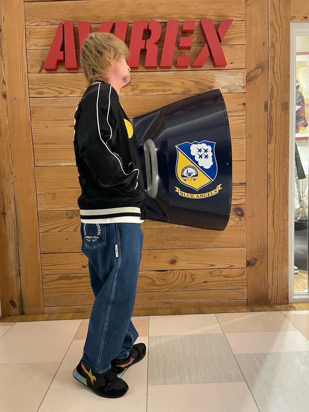 その他のデニムパンツ、ホワイト系のTシャツ/カットソー、ブラック系のスカジャンを着用したメンズの春コーディネートの4枚目の写真