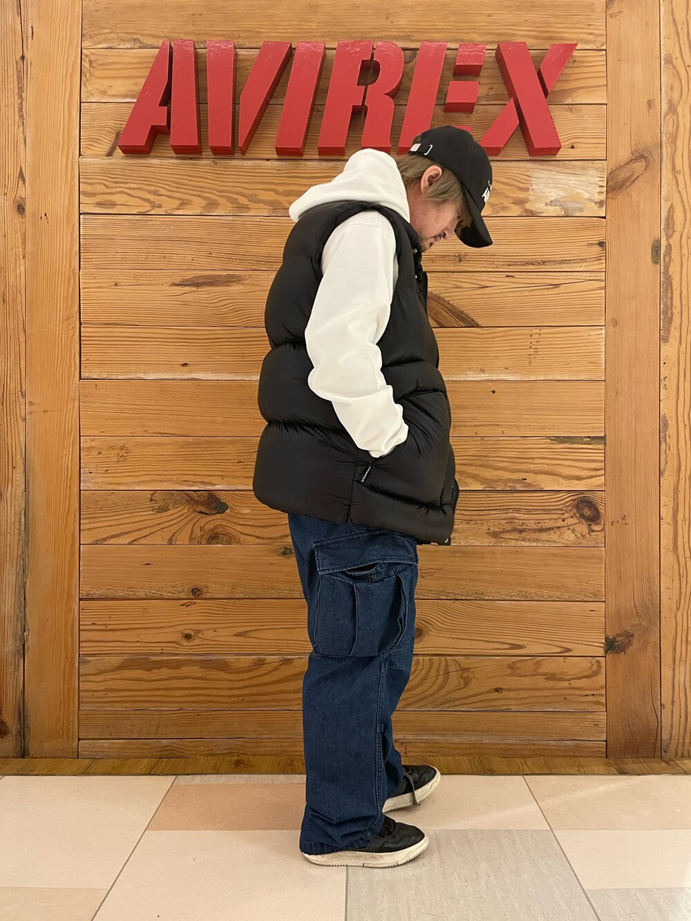 「ダウンベスト、パーカー、AVIREX、黒キャップ、白パーカー、AVIREXBelle、デニムカーゴパンツ、AVIREX町田店、ファッションの力を信じよう、AVIREX町田」｜「AVIREXのAIR NATIONALＮ GUARD CAP / エアナショナルガード キャップ / AVIREX / アヴィレックス（キャップ、ブラック系）」を使った、TOMさん（メンズ・161cm）の冬コーディネートの4枚目の写真