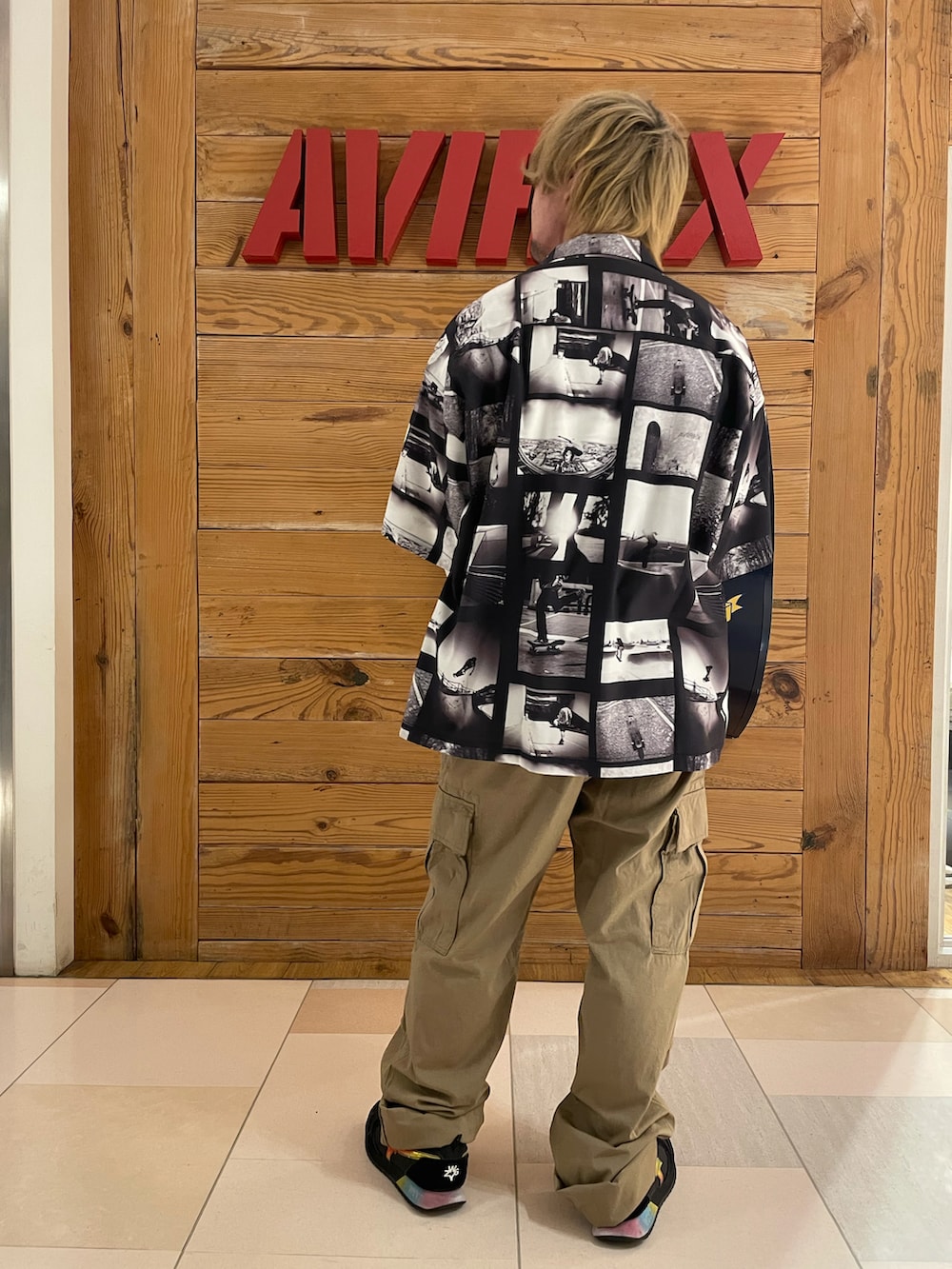 グリーン系のカーゴパンツ、ブラック系のシャツ/ブラウス、ホワイト系のTシャツ/カットソーを着用したメンズの春コーディネートの3枚目の写真