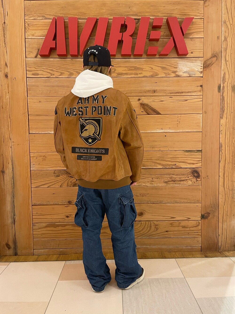 イエロー系のMA-1、その他のカーゴパンツ、ホワイト系のパーカーを着用したメンズの冬コーディネートの4枚目の写真