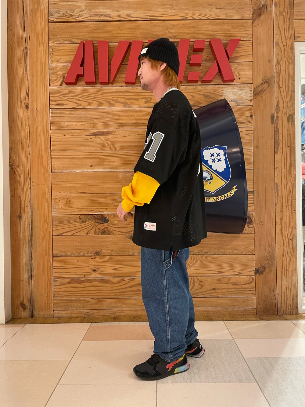 レッド系のTシャツ/カットソー、その他のデニムパンツ、イエロー系のスウェットを着用したメンズの冬コーディネートの2枚目の写真