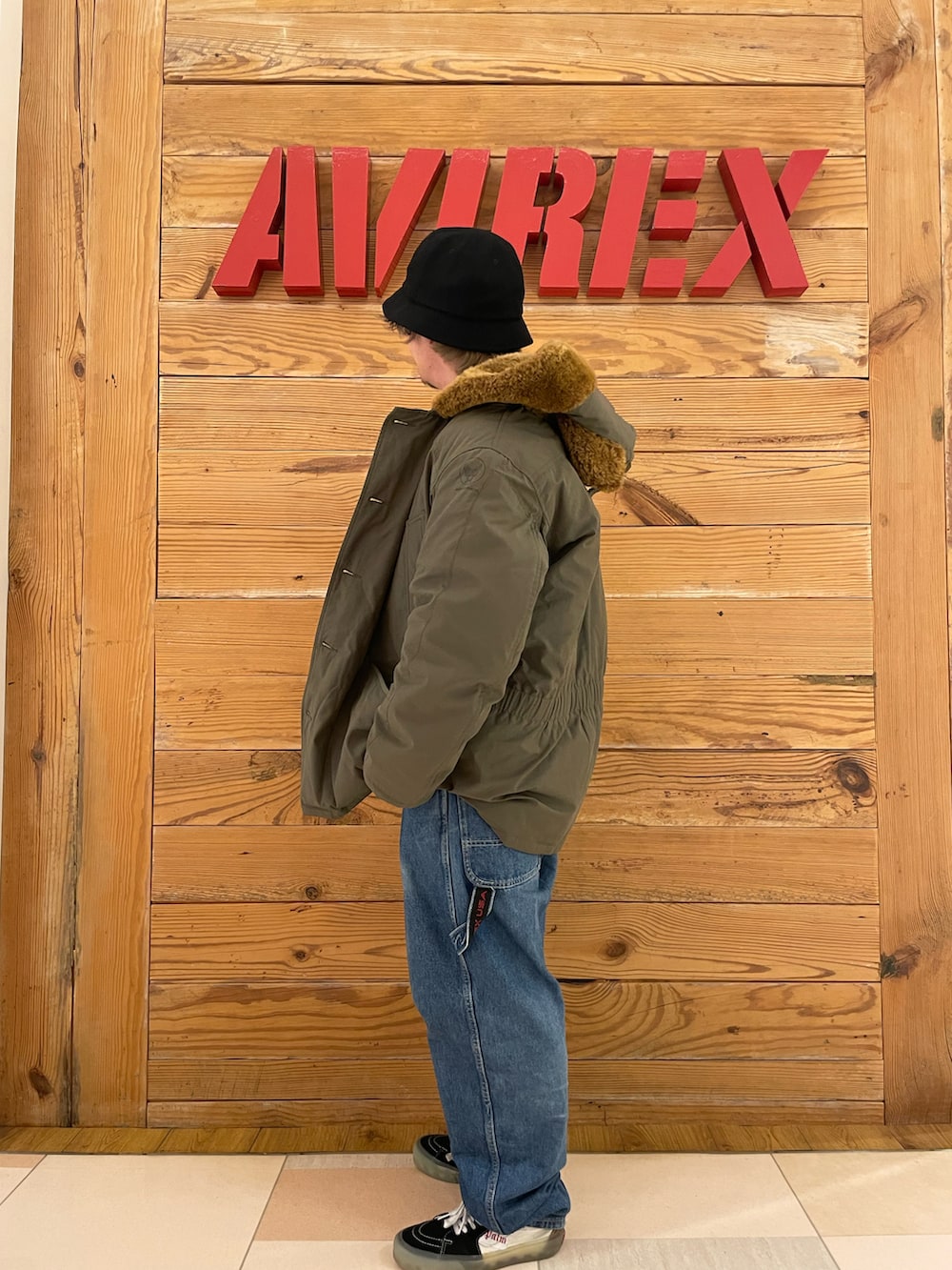 「ダウン、AVIREX、ペインターパンツ、バケハ、ペインターデニム、B-9、AVIREXBelle、AVIREX町田店、ファッションの力を信じよう、AVIREX町田」｜「AVIREXの《REBUILD COLLECTION》バーシティー ペインター パンツ /  VARSITY PAINTER PANTS（デニムパンツ、その他）」を使った、TOMさん（メンズ・161cm）の秋コーディネートの2枚目の写真