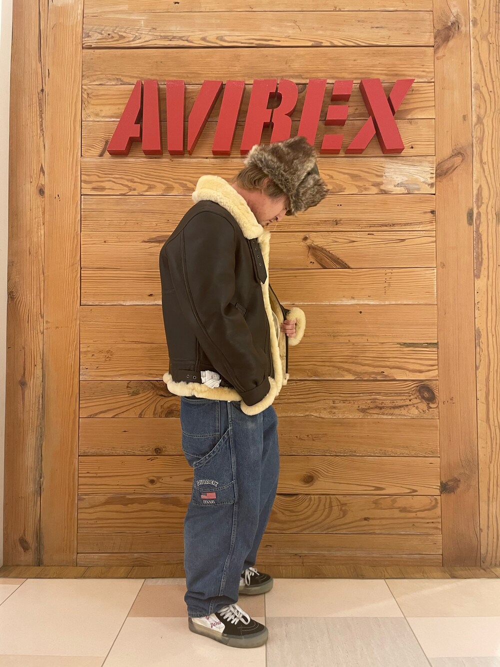 「AVIREX、フライトジャケット、ペインターパンツ、フライトキャップ、ペインターデニム、B-3、AVIREXBelle、AVIREX町田店、ファッションの力を信じよう、AVIREX町田」｜「AVIREXのFLIGHT CAP / フライトキャップ / AVIREX / アヴィレックス（キャップ、グリーン系）」を使った、TOMさん（メンズ・161cm）の秋コーディネートの4枚目の写真