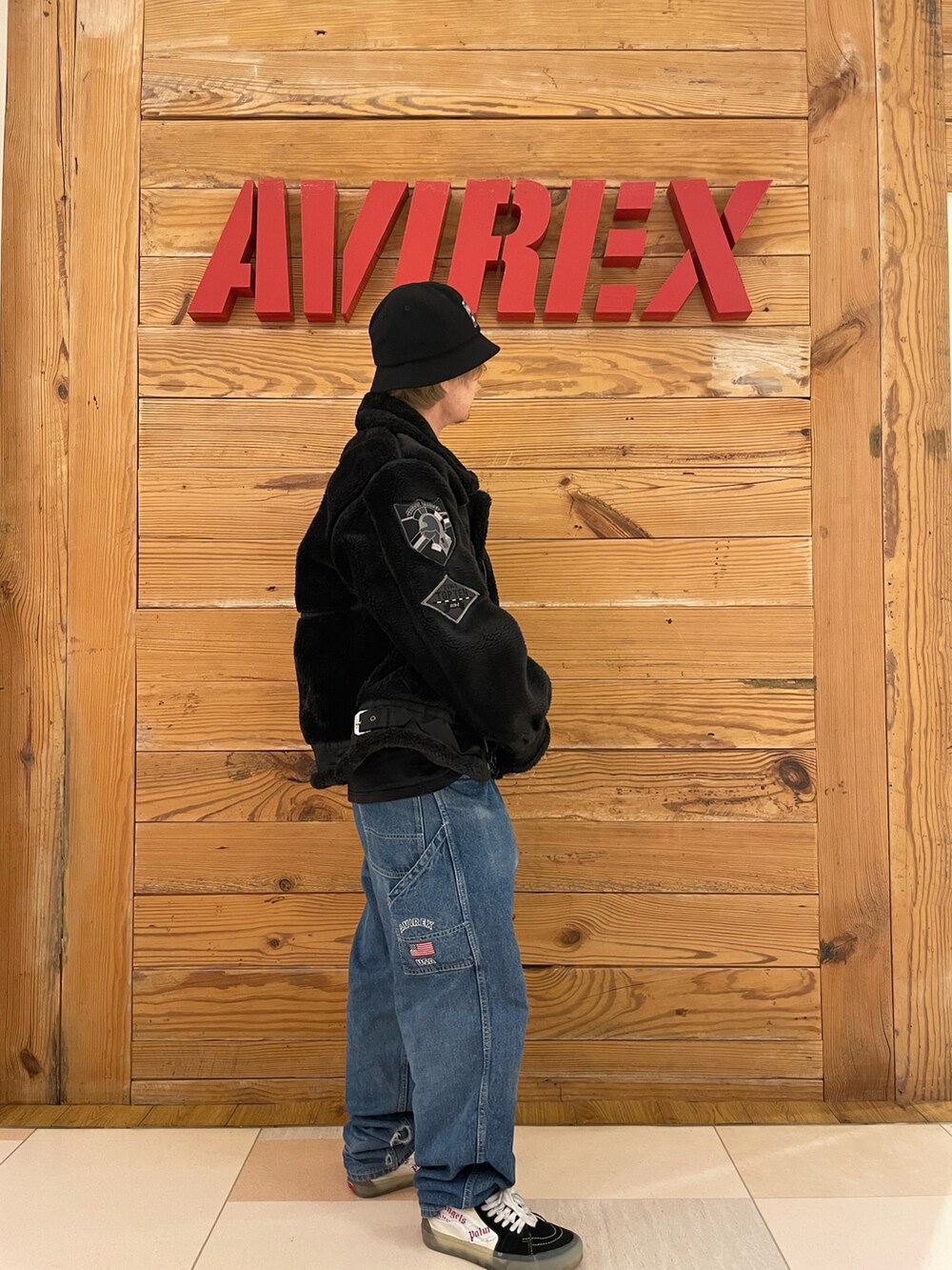 その他のデニムパンツ、ブラック系のTシャツ/カットソー、ブラック系のその他アウターを着用したメンズの秋コーディネートの4枚目の写真