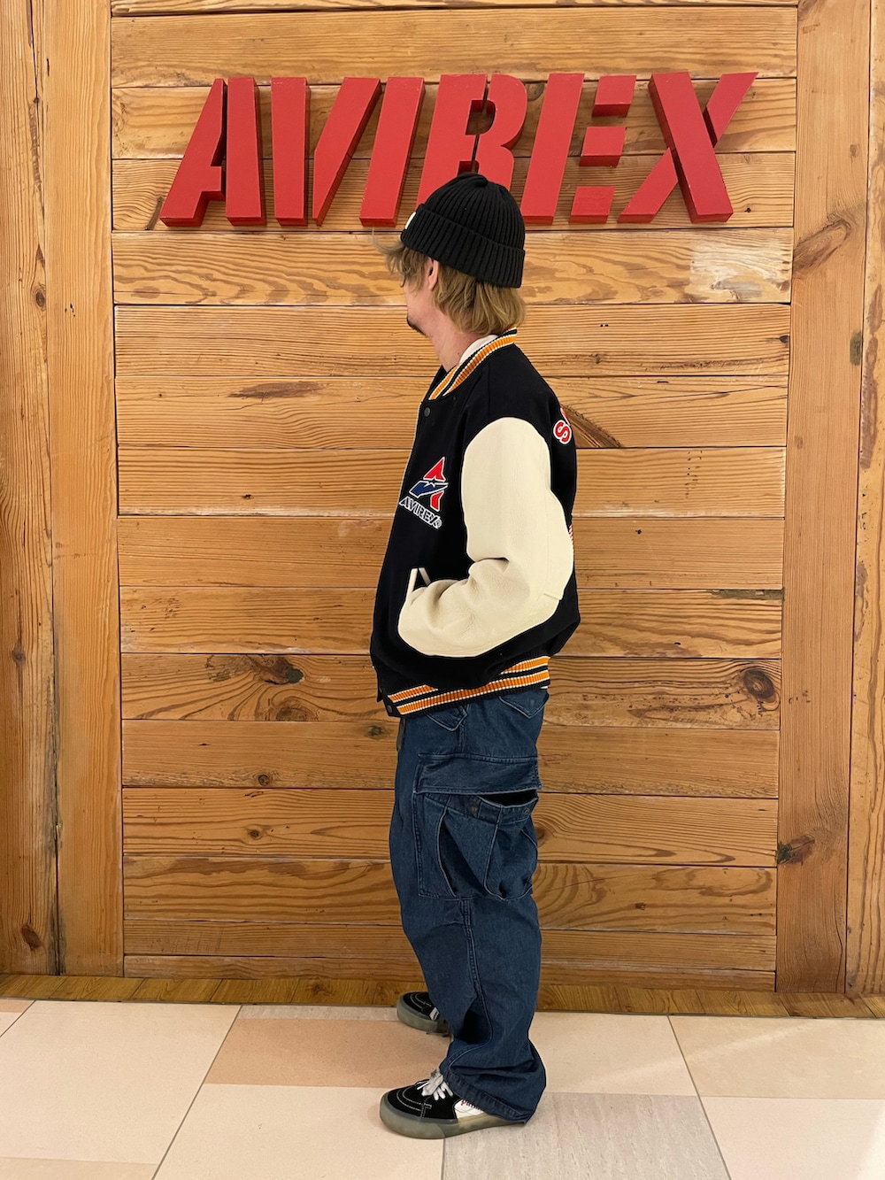 ブルー系のスタジャン、ホワイト系のTシャツ/カットソー、その他のその他パンツを着用したメンズの冬コーディネートの2枚目の写真