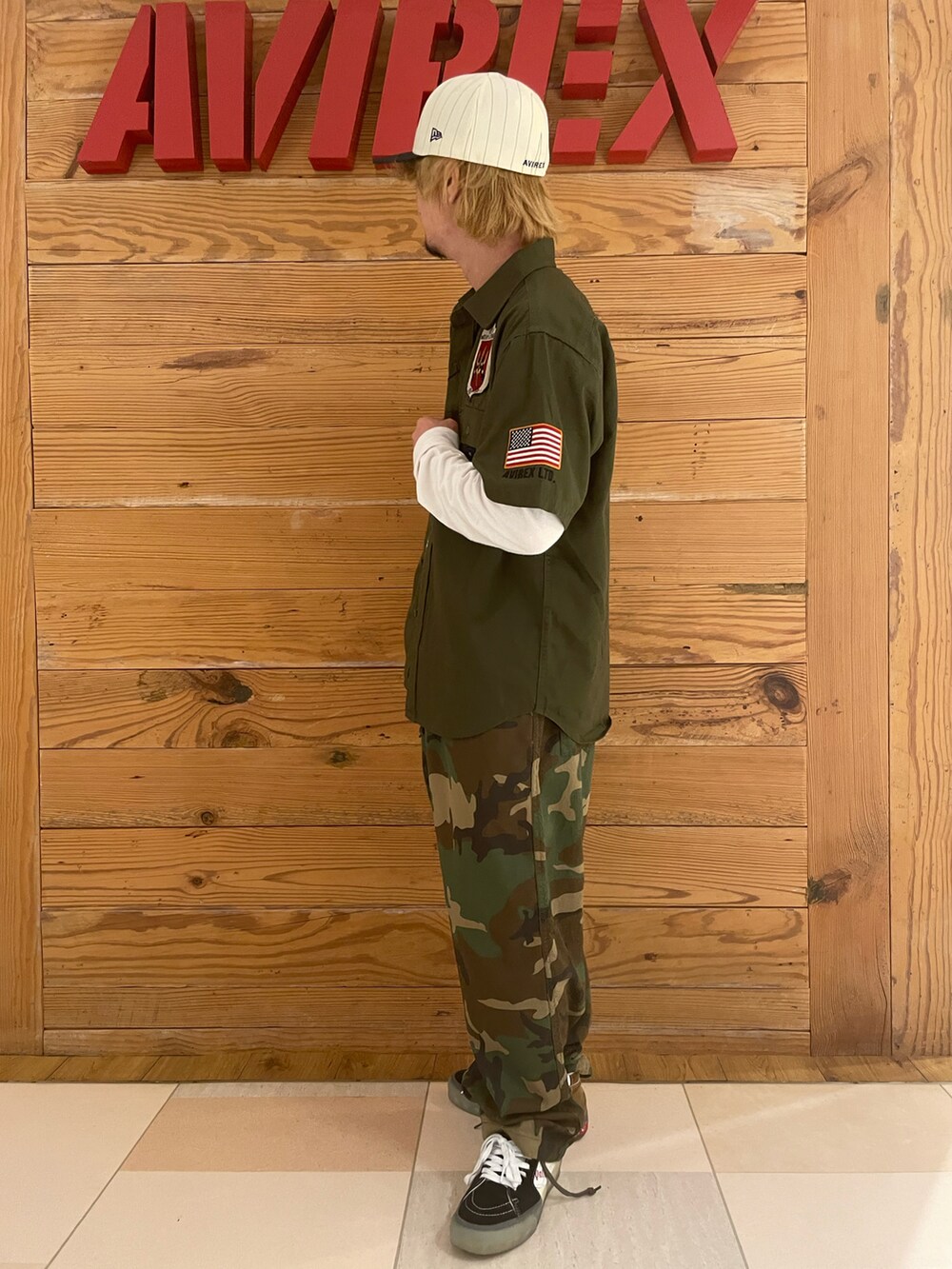 グリーン系のシャツ/ブラウス、その他のその他パンツ、ホワイト系のTシャツ/カットソーを着用したメンズの夏コーディネートの2枚目の写真