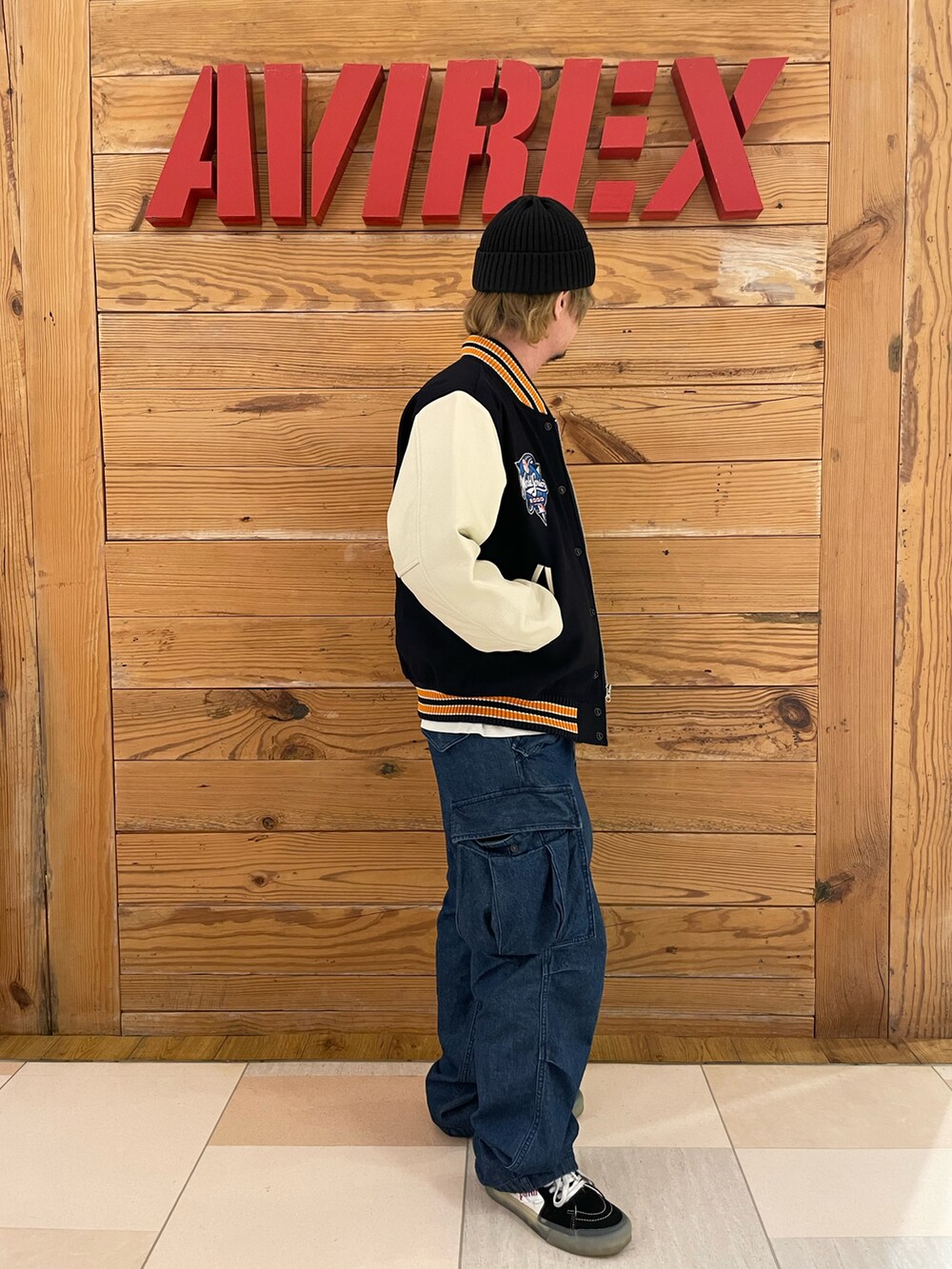 ブルー系のスタジャン、ホワイト系のTシャツ/カットソー、その他のその他パンツを着用したメンズの冬コーディネートの4枚目の写真