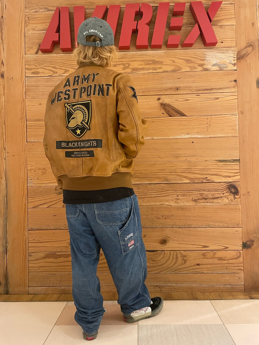 イエロー系のMA-1、その他のデニムパンツ、ブラック系のTシャツ/カットソーを着用したメンズの秋コーディネートの3枚目の写真