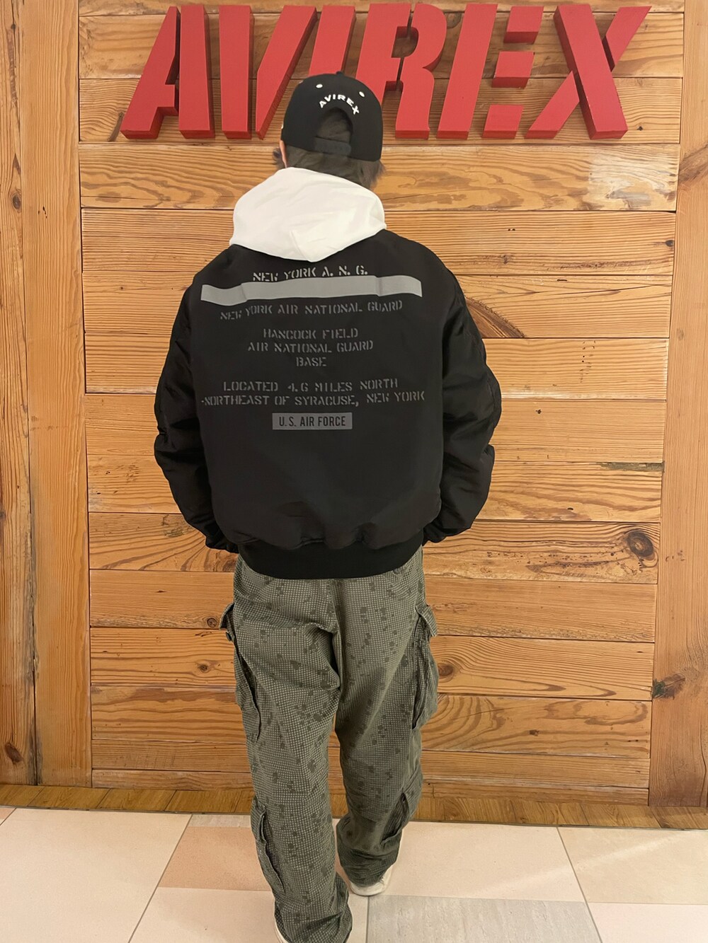 その他のカーゴパンツ、ホワイト系のパーカー、ブラック系のMA-1を着用したメンズの秋コーディネートの3枚目の写真