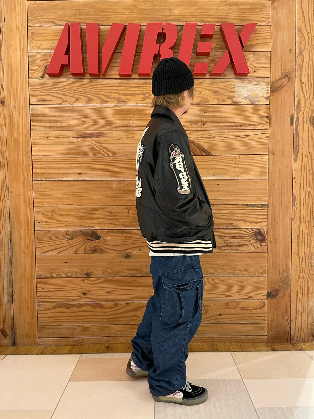 ブラック系のスタジャン、ホワイト系のTシャツ/カットソー、その他のその他パンツを着用したメンズの冬コーディネートの4枚目の写真