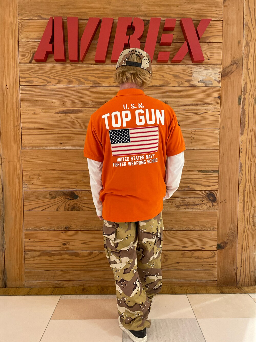 その他のカーゴパンツ、オレンジ系のポロシャツ、ホワイト系のTシャツ/カットソーを着用したメンズの夏コーディネートの2枚目の写真