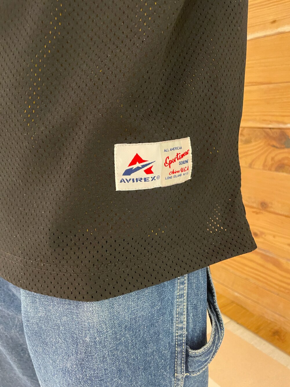 レッド系のTシャツ/カットソー、その他のデニムパンツ、イエロー系のスウェットを着用したメンズの冬コーディネートの5枚目の写真