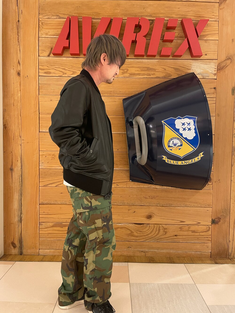 その他のTシャツ/カットソー、その他のカーゴパンツ、ブラック系のMA-1を着用したメンズの春コーディネートの4枚目の写真