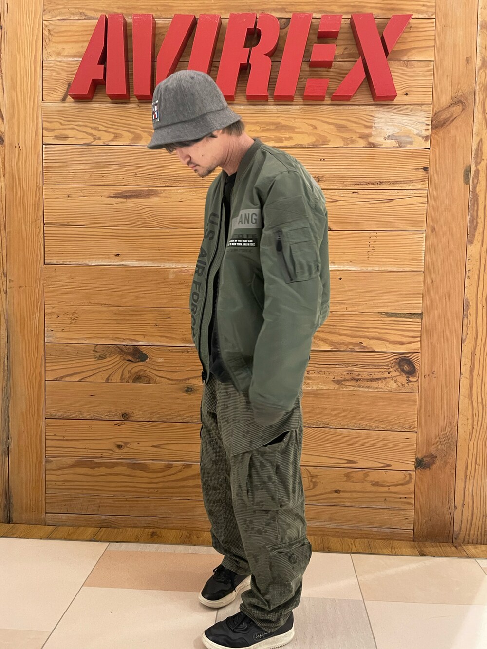 「MA-1、AVIREX、リバーシブル、カーゴパンツ、バケットハット、バケハ、AVIREXBelle、AVIREX町田店、ファッションの力を信じよう、AVIREX町田」｜「AVIREXのMaintenance patch ロングTシャツ（Tシャツ/カットソー、ブラック系）」を使った、TOMさん（メンズ・161cm）の秋コーディネートの2枚目の写真