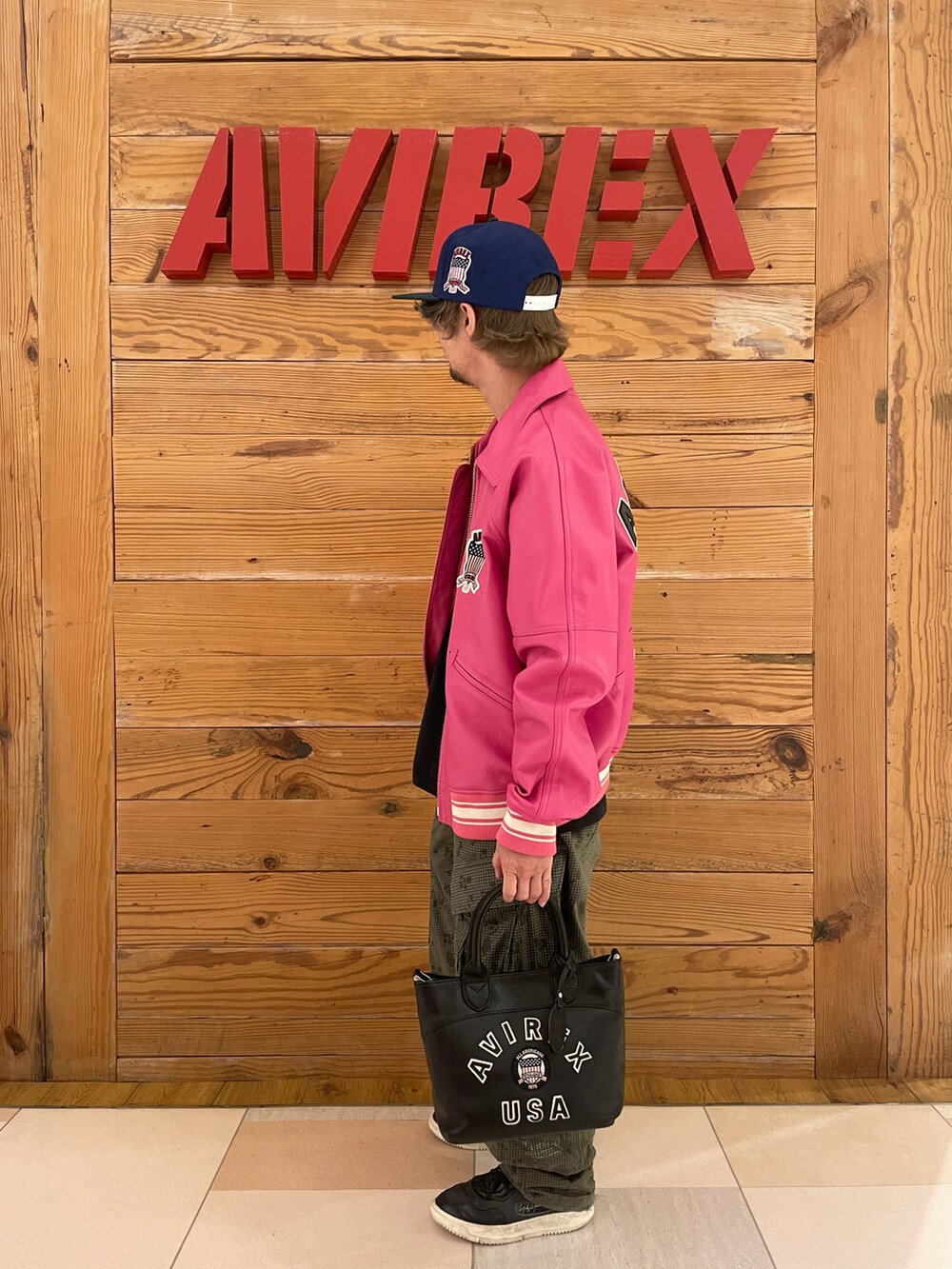 「レザージャケット、ピンク、AVIREX、カラフル、カーゴパンツ、カラフルコーデ、AVIREXBelle、AVIREX町田店、ファッションの力を信じよう、AVIREX町田」｜「AVIREXのMaintenance patch ロングTシャツ（Tシャツ/カットソー、ブラック系）」を使った、TOMさん（メンズ・161cm）の秋コーディネートの2枚目の写真