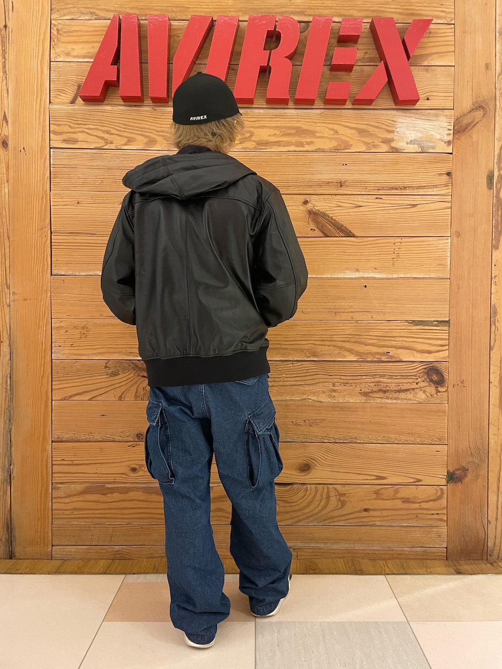 「レザージャケット、AVIREX、NEWERA、NEW ERA、フード付きアウター、AVIREXBelle、デニムカーゴパンツ、AVIREX町田店、ファッションの力を信じよう、AVIREX町田」｜「AVIREXの《AVIREX×NEW ERA/ニューエラ》ロウ プロファイル 59フィフティ / LOW PROFILE 59FIFTY AC（帽子、ブラック系）」を使った、TOMさん（メンズ・161cm）の冬コーディネートの3枚目の写真
