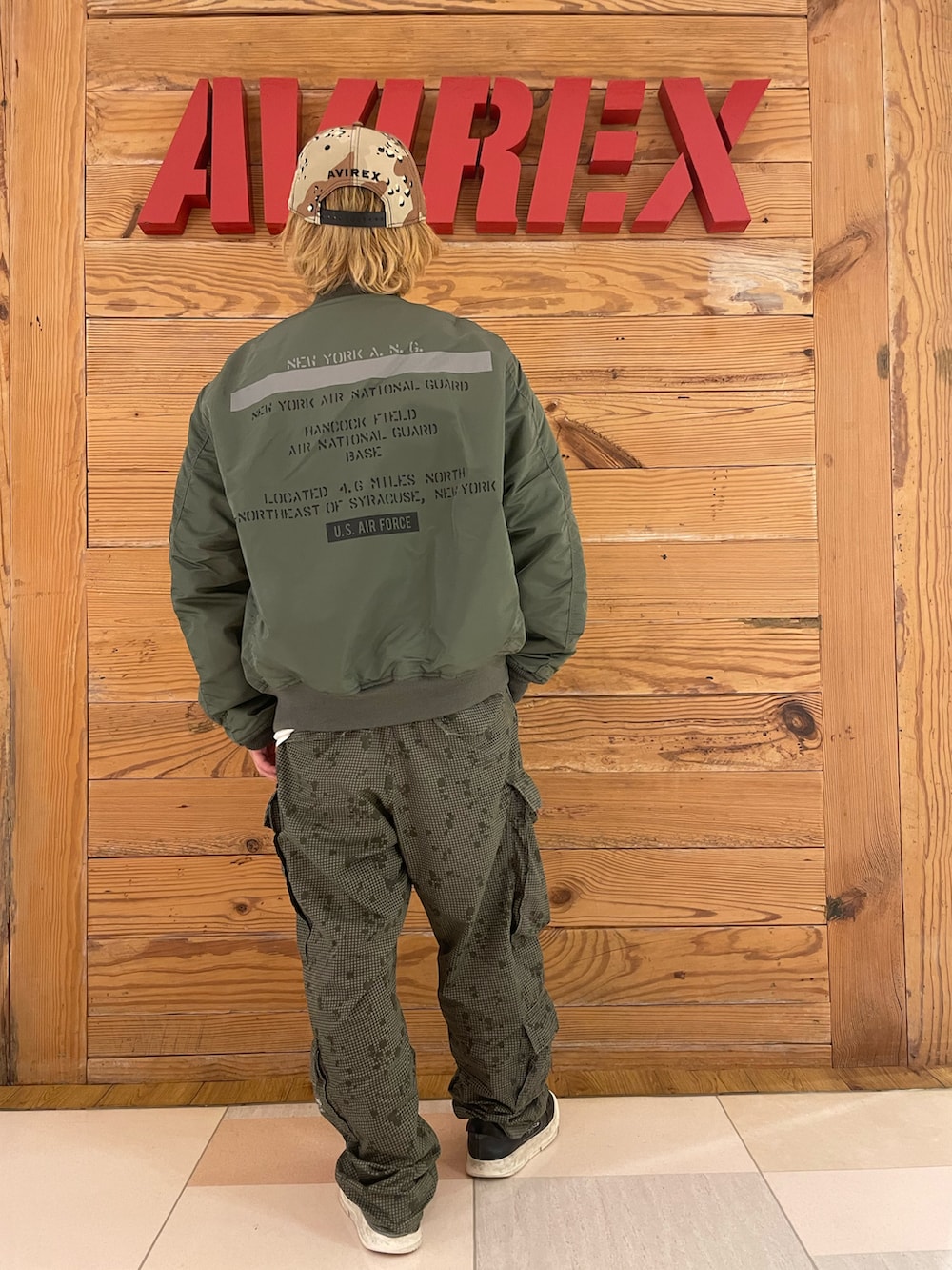 グリーン系のMA-1、ホワイト系のTシャツ/カットソー、その他のカーゴパンツを着用したメンズの秋コーディネートの2枚目の写真