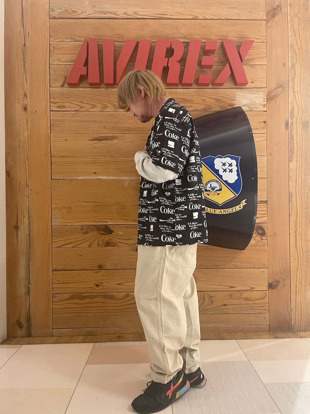 「カモフラ、AVIREX、コカコーラ、コカコーラ コラボ、AVIREX町田店、ファッションの力を信じよう、AVIREX町田」｜「AVIREXのアイテム（シャツ/ブラウス、ブラック系）」を使った、TOMさん（メンズ・161cm）の春コーディネートの2枚目の写真