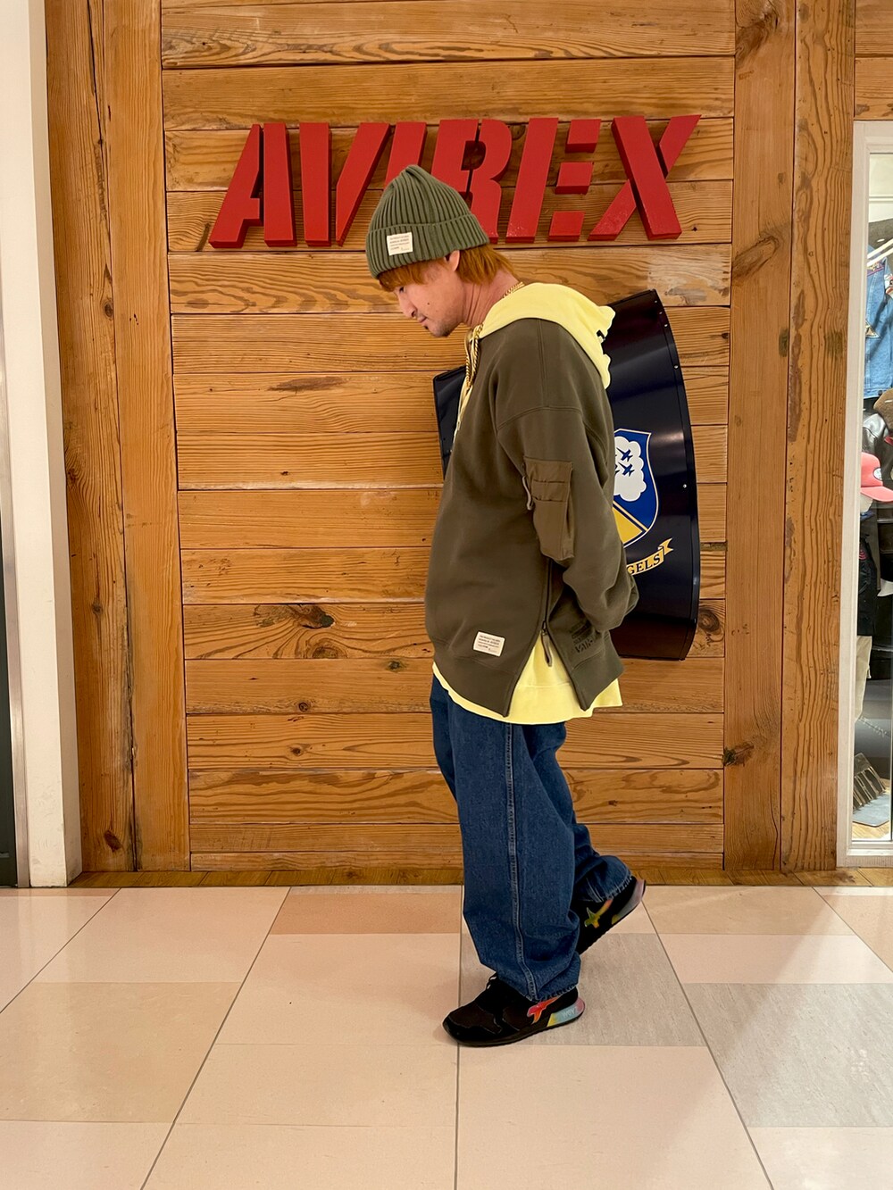 グリーン系のスウェット、その他のデニムパンツ、イエロー系のパーカーを着用したメンズの冬コーディネートの2枚目の写真