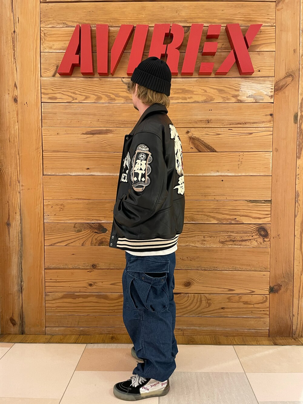 ブラック系のスタジャン、ホワイト系のTシャツ/カットソー、その他のその他パンツを着用したメンズの冬コーディネートの2枚目の写真