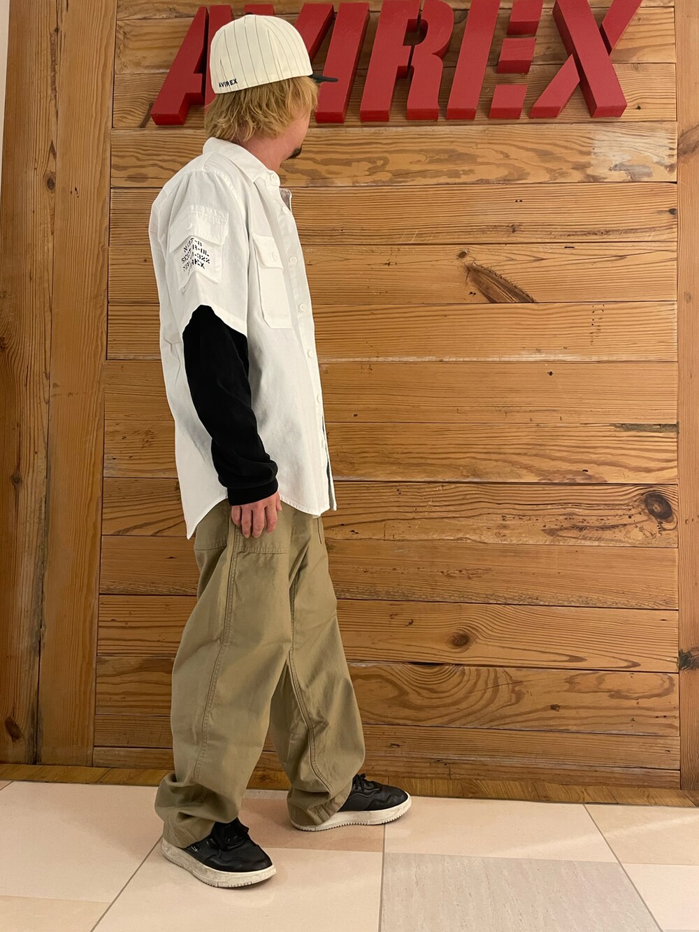 ベージュ系のパンツ、ブラック系のTシャツ/カットソー、ホワイト系のシャツ/ブラウスを着用したメンズの夏コーディネートの4枚目の写真