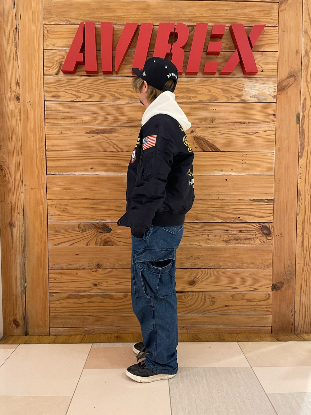 「AVIREX、NEWERA、NEW ERA、ニューエラ、L-2、AVIREXBelle、トムキャット、AVIREX町田店、ファッションの力を信じよう、AVIREX町田」｜「AVIREXの《直営店限定》DENIM EASY CARGO PANTS / デニム イージーカーゴパンツ / AVIREX / アヴィレックス（カーゴパンツ、その他）」を使った、TOMさん（メンズ・161cm）の冬コーディネートの3枚目の写真