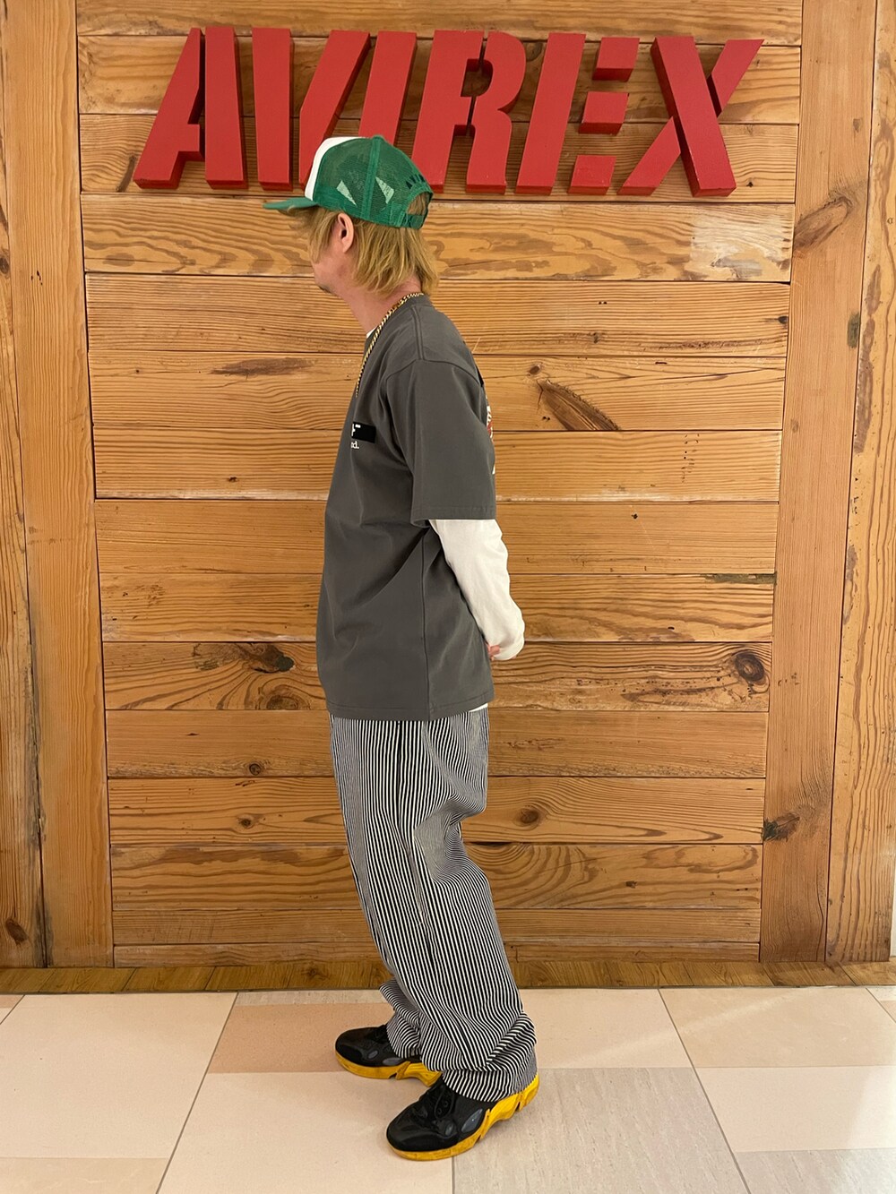 その他のTシャツ/カットソー、ホワイト系のTシャツ/カットソー、その他のチノパンツを着用したメンズの春コーディネートの3枚目の写真