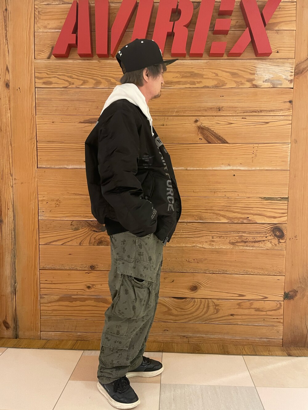 その他のカーゴパンツ、ホワイト系のパーカー、ブラック系のMA-1を着用したメンズの秋コーディネートの4枚目の写真