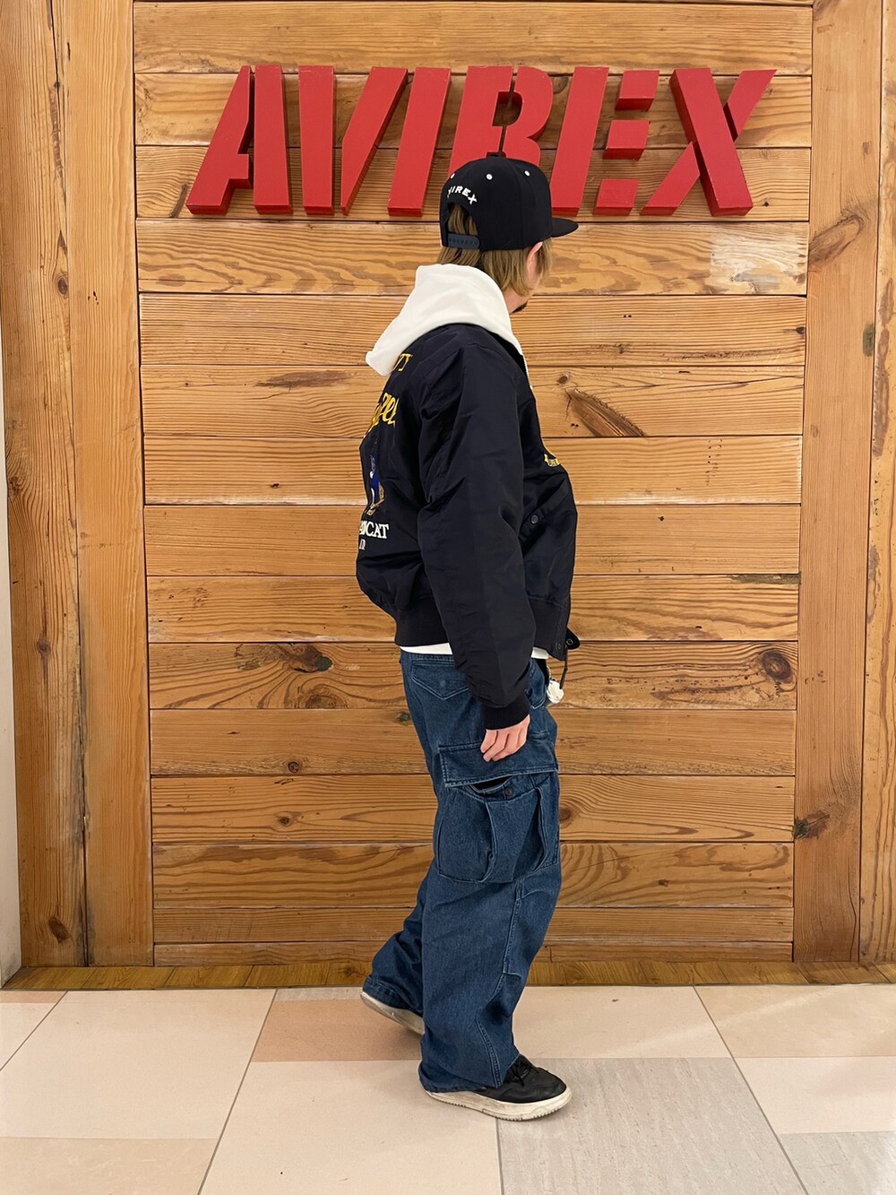 「AVIREX、NEWERA、NEW ERA、ニューエラ、L-2、AVIREXBelle、トムキャット、AVIREX町田店、ファッションの力を信じよう、AVIREX町田」｜「AVIREXの《直営店限定》DENIM EASY CARGO PANTS / デニム イージーカーゴパンツ / AVIREX / アヴィレックス（カーゴパンツ、その他）」を使った、TOMさん（メンズ・161cm）の冬コーディネートの4枚目の写真