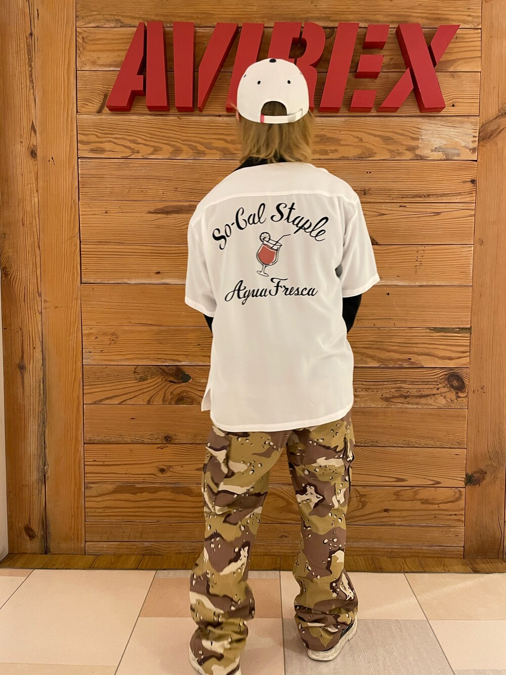 ブラック系のTシャツ/カットソー、その他のカーゴパンツ、ブラック系のシャツ/ブラウスを着用したメンズの春コーディネートの3枚目の写真