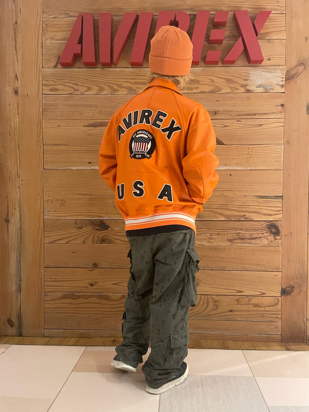 「ニット帽、AVIREX、カーゴパンツ、ビーニー、versityjacket、AVIREXBelle、町田東急ツインズ、AVIREX町田店、ファッションの力を信じよう、AVIREX町田」｜「AVIREXのLOGO WATCH CAP / ロゴ ワッチ キャップ / ビーニー / AVIREX / アヴィレックス（ニットキャップ/ビーニー、オレンジ系）」を使った、TOMさん（メンズ・161cm）の秋コーディネートの3枚目の写真