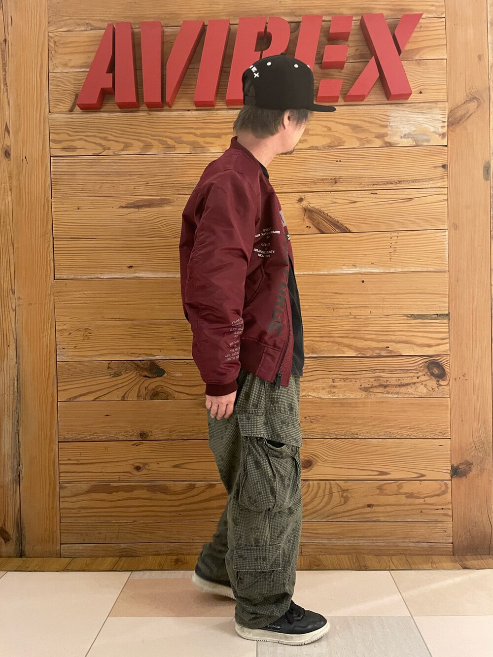 「MA-1、AVIREX、NEW ERA、リバーシブル、ニューエラ、AVIREXBelle、コレクションアイテム、AVIREX町田店、ファッションの力を信じよう、AVIREX町田」｜「AVIREXのMaintenance patch ロングTシャツ（Tシャツ/カットソー、ブラック系）」を使った、TOMさん（メンズ・161cm）の秋コーディネートの4枚目の写真