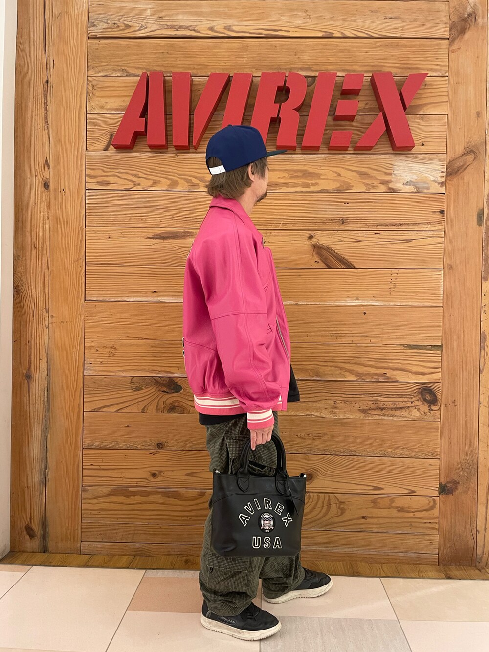 「レザージャケット、ピンク、AVIREX、カラフル、カーゴパンツ、カラフルコーデ、AVIREXBelle、AVIREX町田店、ファッションの力を信じよう、AVIREX町田」｜「AVIREXのMaintenance patch ロングTシャツ（Tシャツ/カットソー、ブラック系）」を使った、TOMさん（メンズ・161cm）の秋コーディネートの4枚目の写真