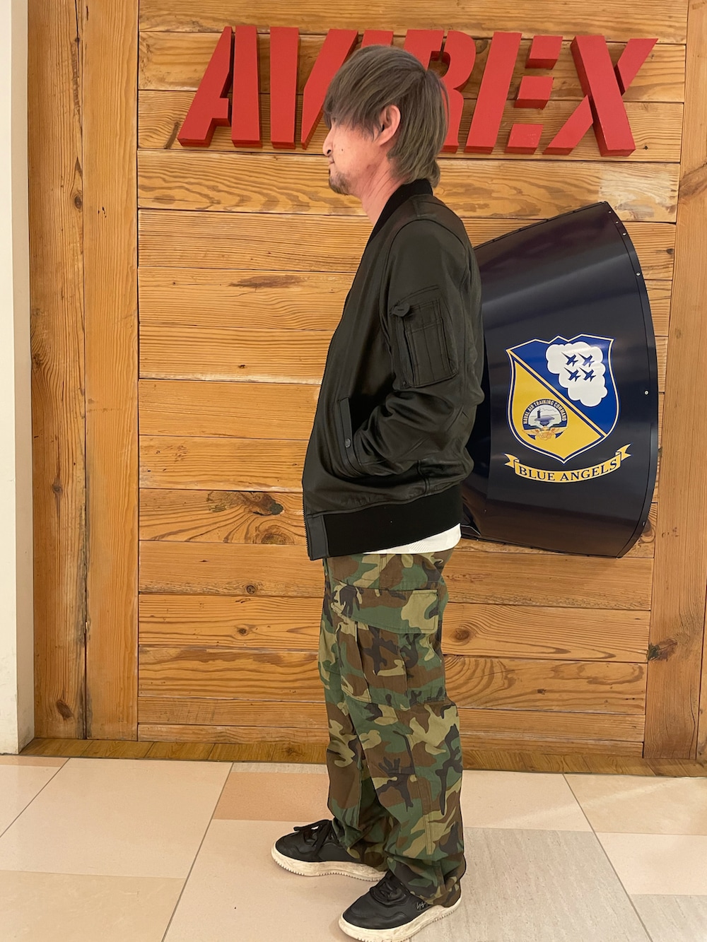 その他のTシャツ/カットソー、その他のカーゴパンツ、ブラック系のMA-1を着用したメンズの春コーディネートの2枚目の写真