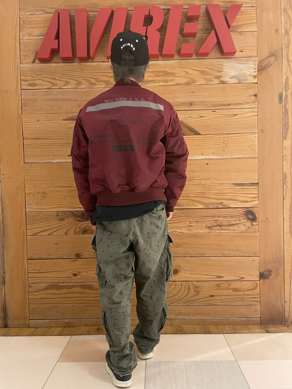 「MA-1、AVIREX、NEW ERA、リバーシブル、ニューエラ、AVIREXBelle、コレクションアイテム、AVIREX町田店、ファッションの力を信じよう、AVIREX町田」｜「AVIREXのMaintenance patch ロングTシャツ（Tシャツ/カットソー、ブラック系）」を使った、TOMさん（メンズ・161cm）の秋コーディネートの3枚目の写真