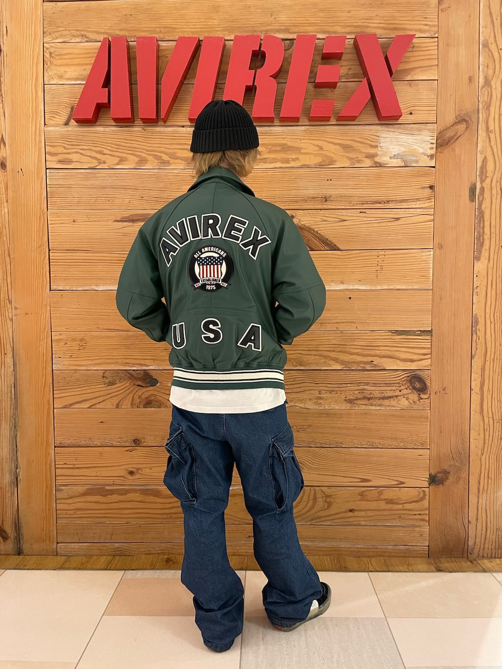 グリーン系のスタジャン、ホワイト系のTシャツ/カットソー、その他のその他パンツを着用したメンズの冬コーディネートの3枚目の写真