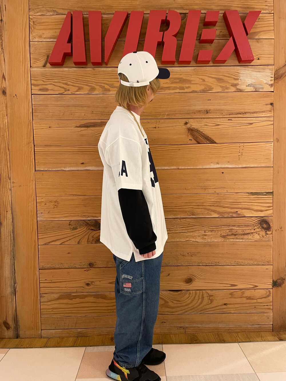 その他のデニムパンツ、ホワイト系のTシャツ/カットソー、ホワイト系のキャップを着用したメンズの春コーディネートの4枚目の写真