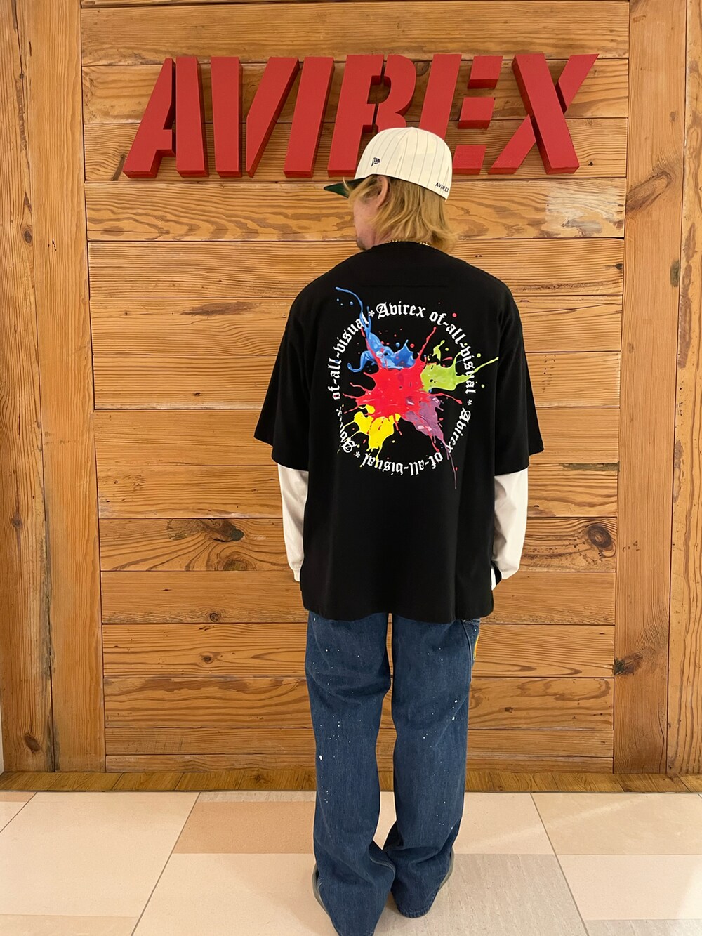 ホワイト系のTシャツ/カットソー、ブラック系のTシャツ/カットソー、その他のデニムパンツを着用したメンズの夏コーディネートの3枚目の写真