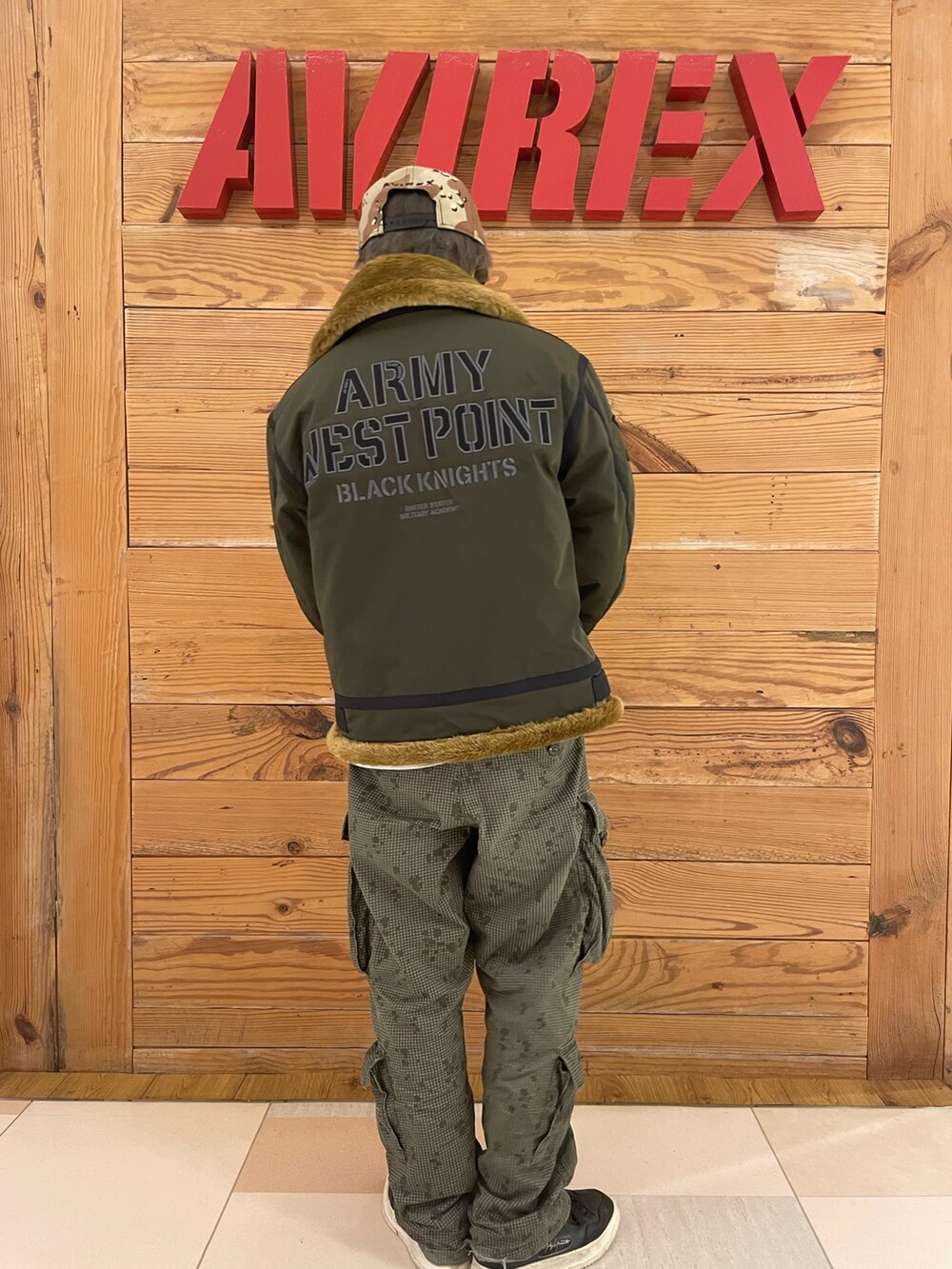 ホワイト系のTシャツ/カットソー、その他のカーゴパンツ、グリーン系のミリタリージャケットを着用したメンズの秋コーディネートの3枚目の写真