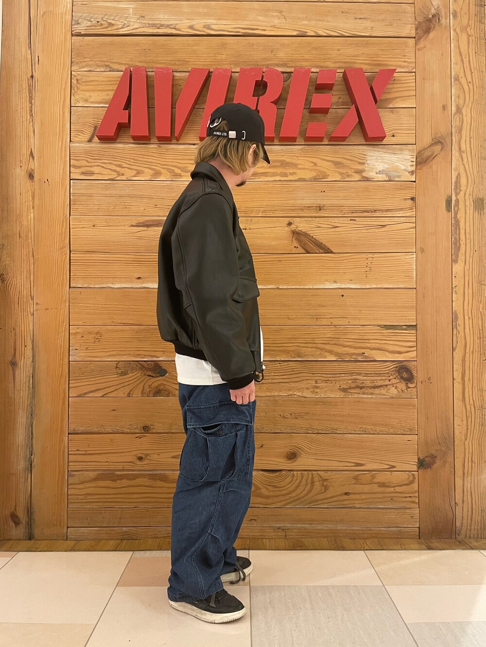 ホワイト系のTシャツ/カットソー、その他のカーゴパンツ、ブラック系のミリタリージャケットを着用したメンズの冬コーディネートの4枚目の写真