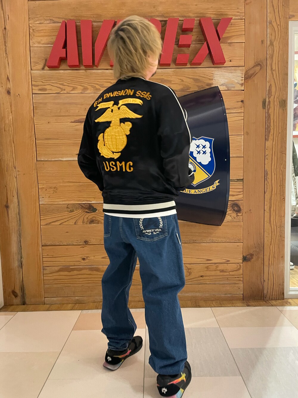 その他のデニムパンツ、ホワイト系のTシャツ/カットソー、ブラック系のスカジャンを着用したメンズの春コーディネートの3枚目の写真