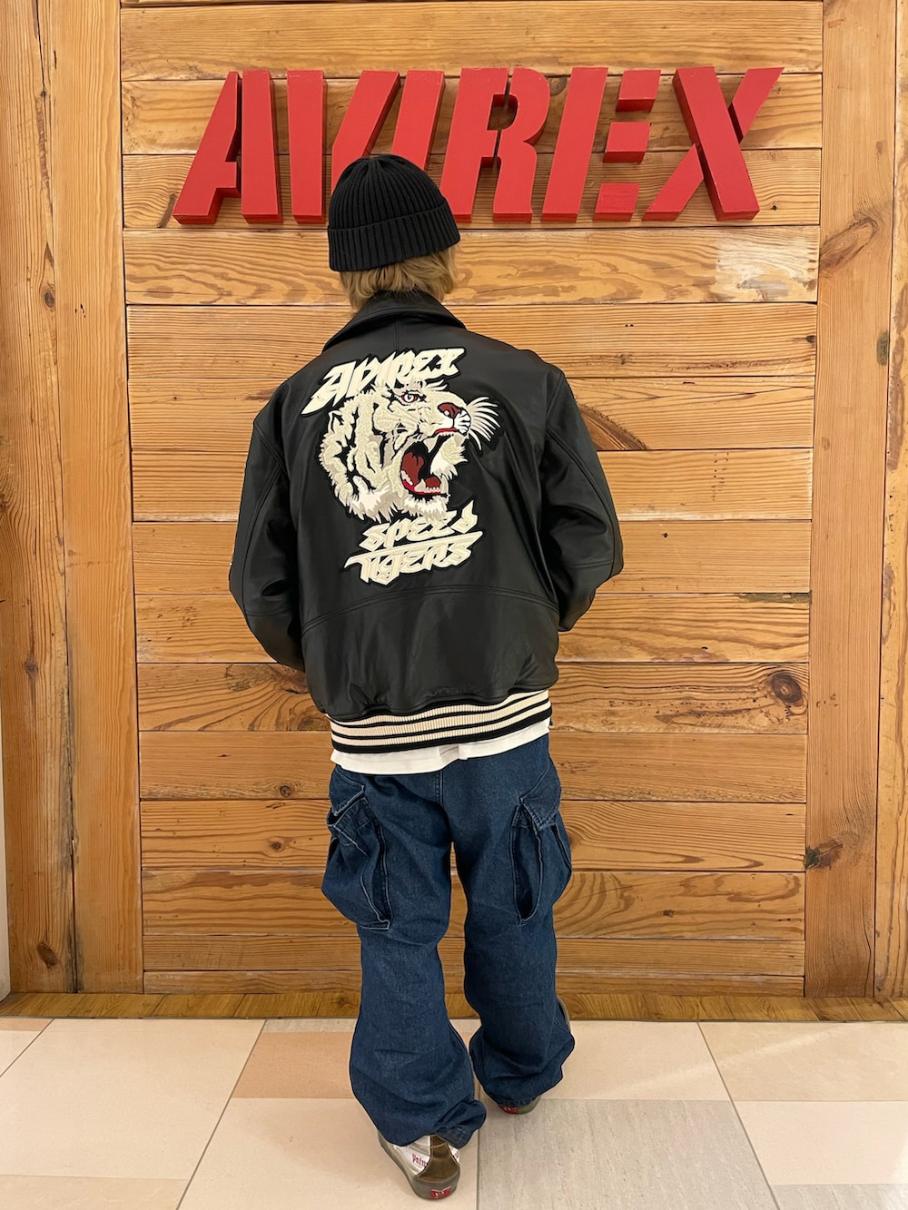 ブラック系のスタジャン、ホワイト系のTシャツ/カットソー、その他のその他パンツを着用したメンズの冬コーディネートの3枚目の写真