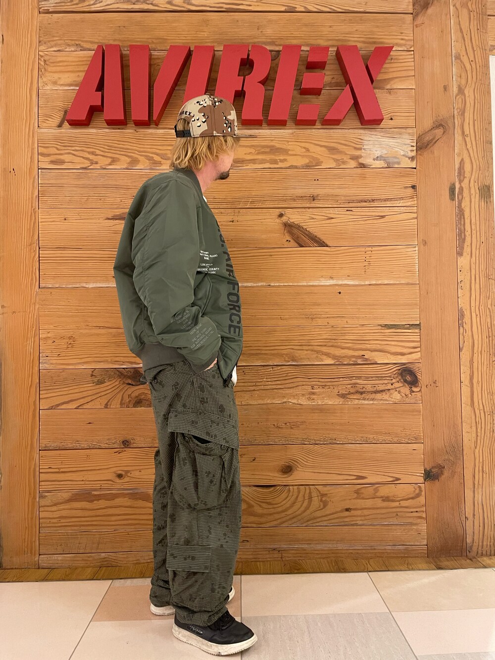 グリーン系のMA-1、ホワイト系のTシャツ/カットソー、その他のカーゴパンツを着用したメンズの秋コーディネートの4枚目の写真