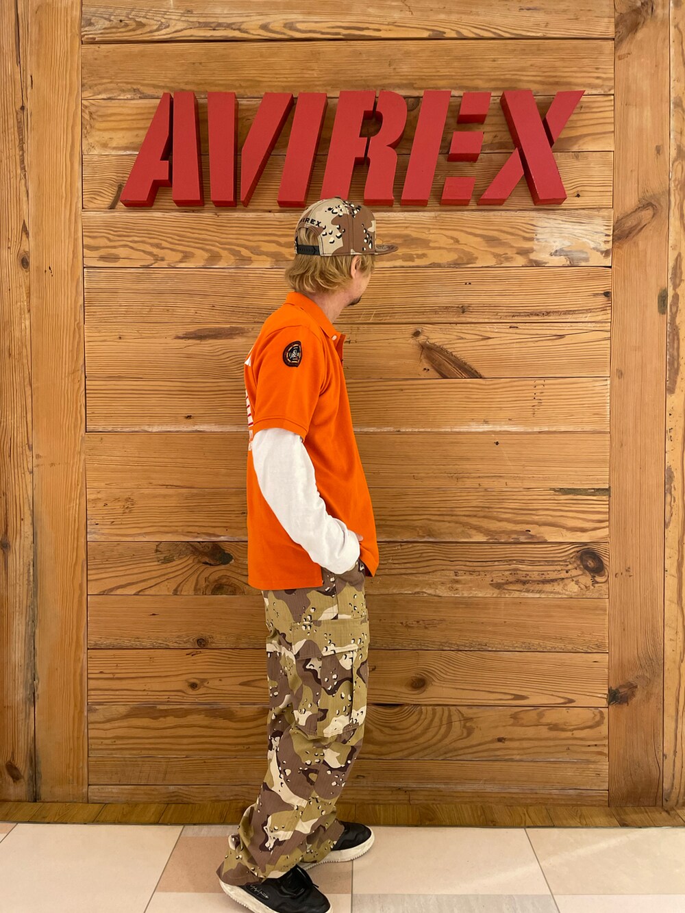 その他のカーゴパンツ、オレンジ系のポロシャツ、ホワイト系のTシャツ/カットソーを着用したメンズの夏コーディネートの4枚目の写真